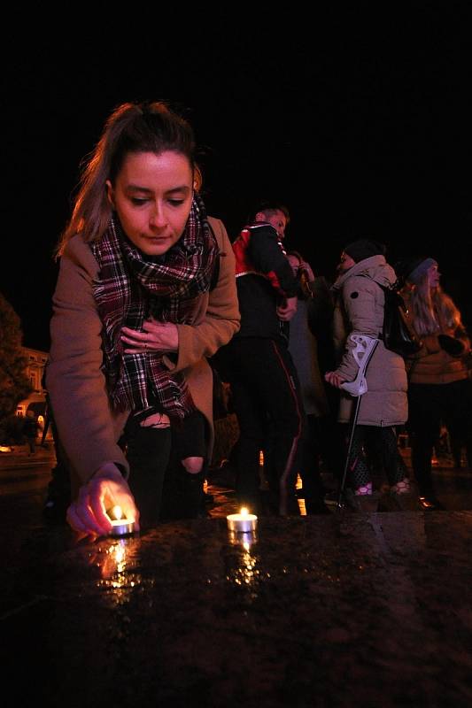 Na Masarykově náměstí v Rožnově pod Radhoštěm se v sobotu 26. února 2022 sešlo na 250 lidí. Přišli vyjádřit solidaritu s Ukrajinou. Zapálili desítky svíček.
