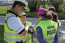 Smíšené hlídky policistů a školáků kontrolují ve Valašském Meziříčí a Brankách řidiče; úterý 24. dubna 2018