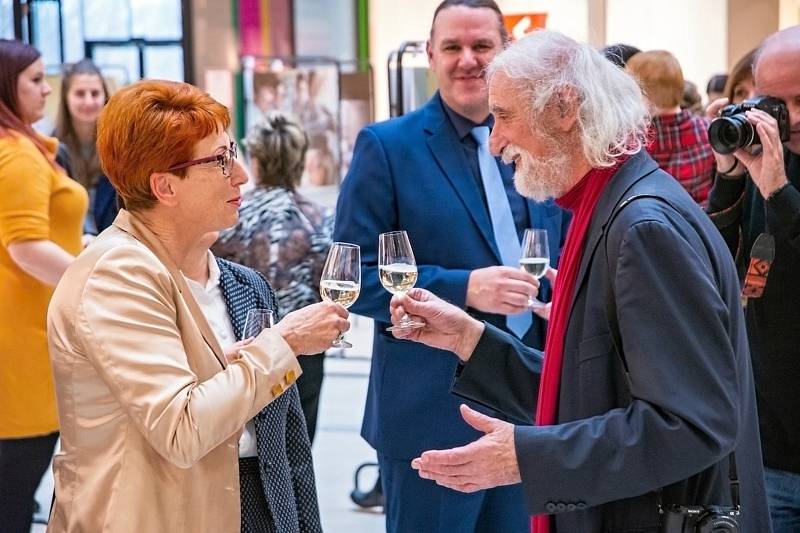 Fotograf Jindřich Štreit (vpravo) na vernisáži kolekce fotografií Jindřicha Štreita s názvem Jsem sestra  v olomoucké Galerii Šantovka.