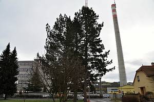 V Zubří na Rožnovsku připravují demolici 110 metrů vysokého komína, který byl desítky let dominantou města. Postupně jej rozebere speciální bagr; středa 3. února 2021