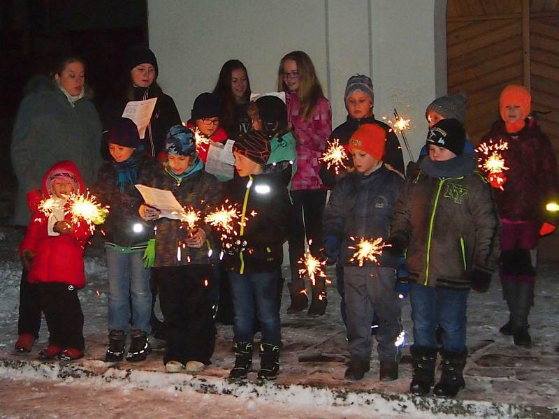 V Kladerubech na Valašsku se místní ke zpívání koled sešli u nově opravené kapličky na návsi. 