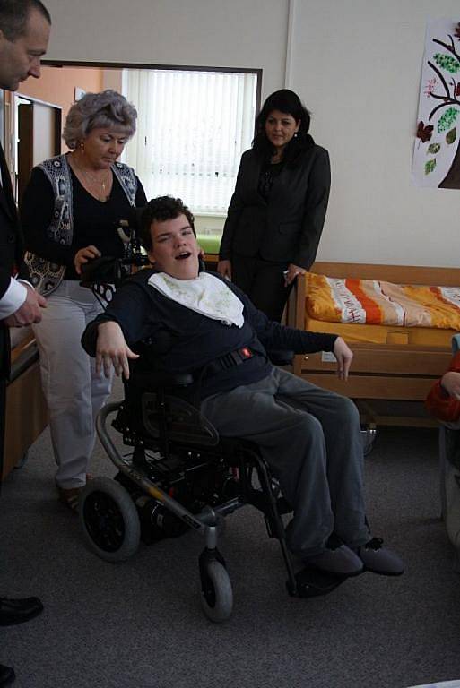 Nový elektrický vozík pro invalidy v minulých dnech získalo do užívání Středisko Naděje na Sychrově ve Vsetíně.