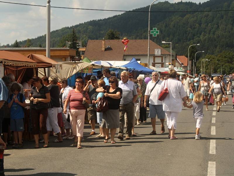 Obyvatelé Karolinky si opět připomněli svou dlouholetou tradici. Sklářský jarmark oslavili se vší parádou.  