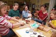 V Rodinném a mateřském centru Sluníčko ve Vsetíně vyráběly maminky s dětmi výtvory z keramické hlíny