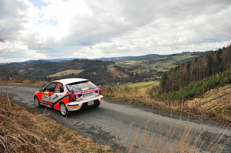 Nedělní 2. etapa 40. ročníku Valašské Rally přinesla mnoho dramatických soubojů, ze kterých nakonec vyšel vítězně Václav Pech. Druhý dojel Filip Mareš a třetí úřadující mistr Jan Kopecký.