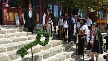 Členové Valašského sboru portášského drží čestnou stráž před obnovenou chatou Libušín na Pustevnách v Beskydech; čtvrtek 30. července 2020