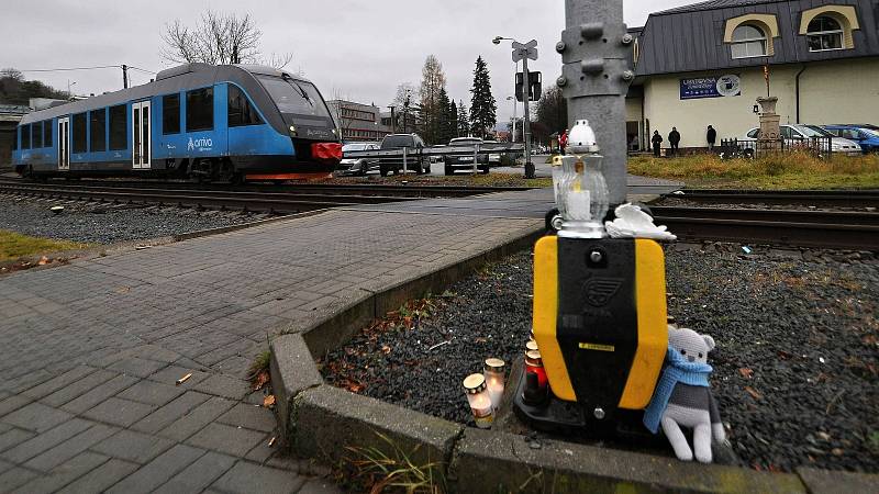 U železničního přejezdu v Hranické ulici ve Valašském Meziříčí, v jehož blízkosti srazil ve čtvrtek 18. listopadu 2021 vlak dva nezletilé chlapce, vzniklo pietní místo.