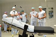Lékaři Nemocnice Valašské Meziříčí, která je členem skupiny AGEL, využívají při operacích nový moderní operační stůl. Vybavení v hodnotě 1,8 milionu korun je určené pro veškeré operace napříč lékařskými odbornostmi.