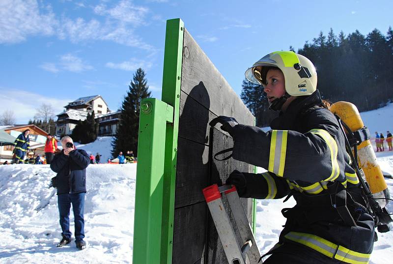 Závod Zimní železný hasič pod sjezdovkou Razula ve Velkých Karlovicích; neděle 1. března 2020