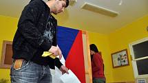 Muž vhazuje obálku s hlasovacím lístkem do volební urny při druhém kole senátních voleb v Čekance - denním stacionáři Naděje ve vsetínské místní části Rokytnice; Vsetín, sobota 20. října 2012.