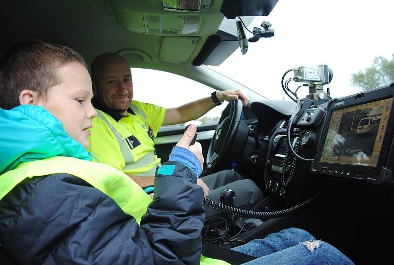 Do role policistů a strážníků se v úterý 10. října 2017 vžili žáci čtyř meziříčských základních škol. Vytvořili s nimi hlídky a v různých částech města kontrolovali řidiče.