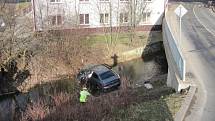 Při dopravní nehodě ve Vsetíně se auto ocitlo v potoku.