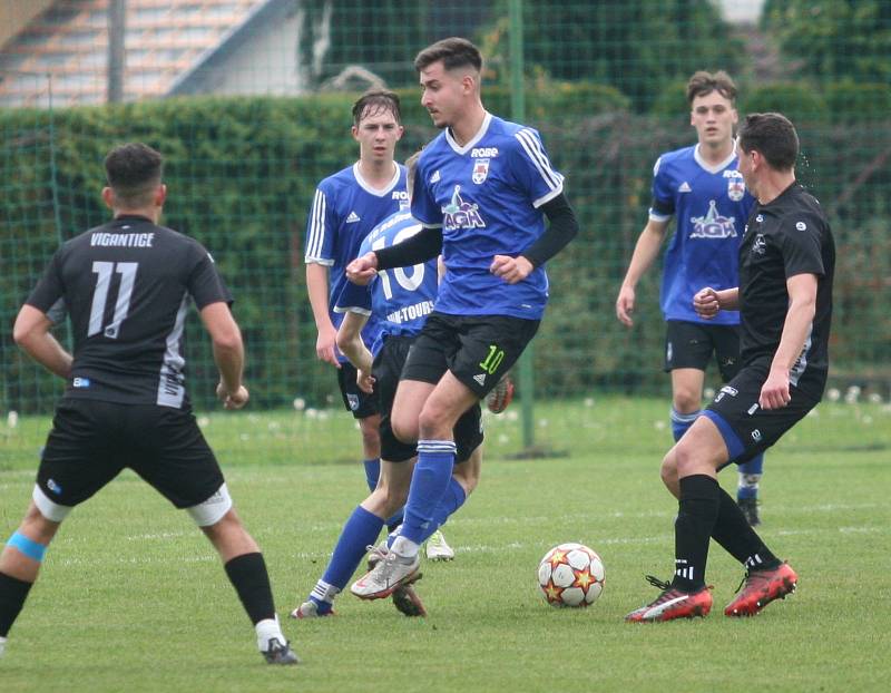 Fotbalisté Vigantic (v černém) se rozloučili s podzimní části I. A třídy skupiny A v derby s Rožnovem pod Radhoštěm přesvědčivou výhrou 5:0. Lví podíl na ni měli největší hvězdy Vigantic Milan Baroš a René Bolf, kteří dali po jedné brance, domácí útočník 