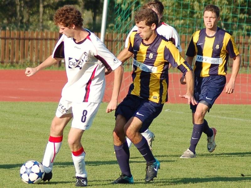 V utkání divize E fotbalisté Valašského Meziříčí (bílé dresy) porazili Opavu B 2:1.
