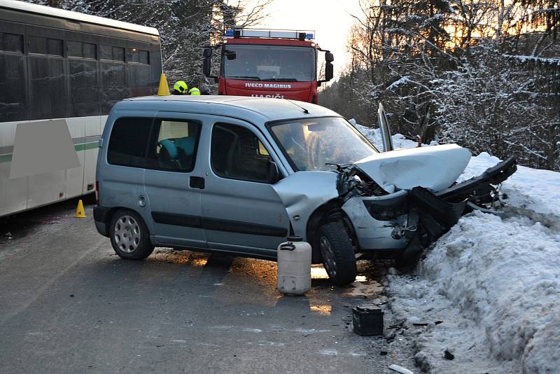 Havárie osobního auta a autobusu ve Francově Lhotě, čtvrtek 7. února 2019