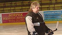 Hokejisté Vsetína už také vyjeli k přípravě na ledě. Na snímku trenér Viktor Hlobil. 