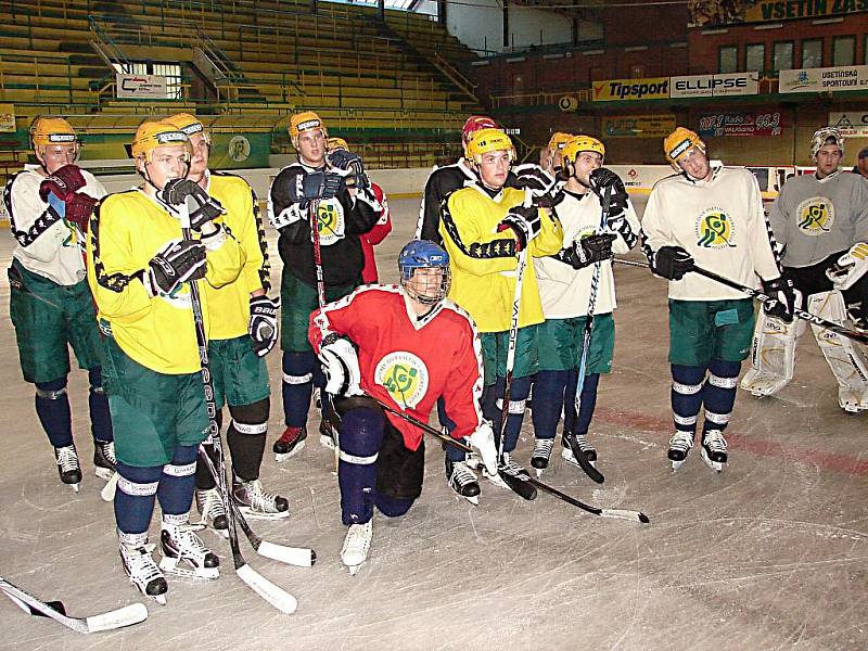 Hokejisté Vsetína už také vyjeli k přípravě na ledě. Na snímku trenér Viktor Hlobil. 