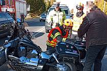 Ve Valašském Meziříčí v neděli bouralo osobní auto a motocyklista.
