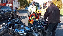 Ve Valašském Meziříčí v neděli bouralo osobní auto a motocyklista.