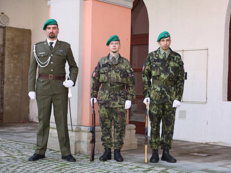 Na nádvoří zámku Žerotínů si obyvatelé města připomněli konec 2. světové války. Zástupci města společně s členy Českého svazu bojovníků za svobodu položili kytici u pamětní desky odbojové skupiny Clay-Eva.