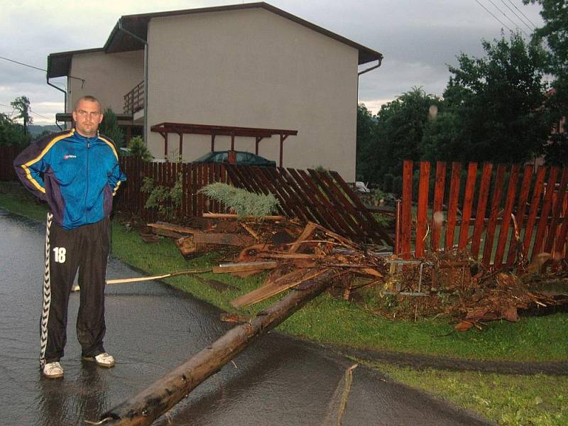 Krátká ale neobyčejně intenzivní přeháňka napáchala značné škody v Zašové. 