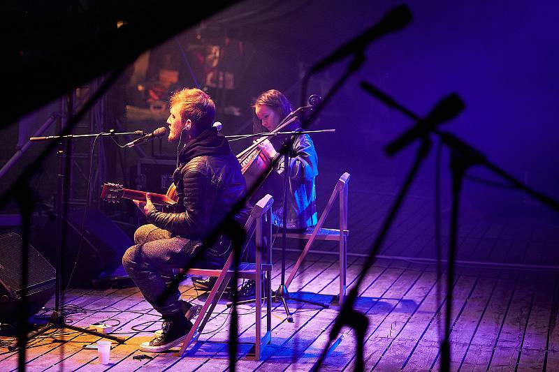 V amfiteátru Na Stráni ve Valašské dědině v Rožnově pod Radhoštěm se v sobotu 2. září 2017 konal první ročník mezinárodního festivalu lidského hlasu s názvem Hlasy. Pořadatelem byl rožnovský spolek Fujaré. Hlavní hvězdou večera byla známá česká zpěvačka I