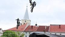 Exhibice freestyle motocrossu na náměstí ve Valašské Meziříčí, 7. 5. 2012.