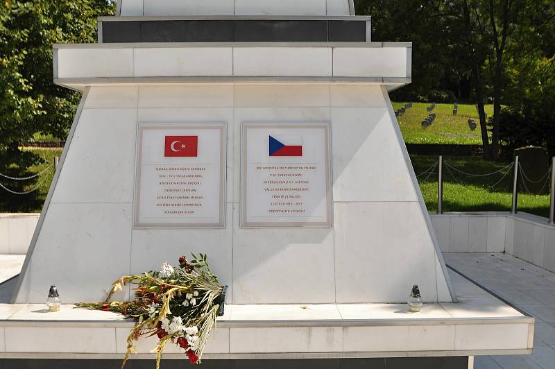 Valašské Meziříčí - mohyla s mramorovým obeliskem na městském hřbitově od roku 1998 připomíná památku 205. tureckých vojáků 20. pěší divize raněných během rakousko-ruských bojů na haličské frontě a později pochovaných na meziříčském hřbitově.