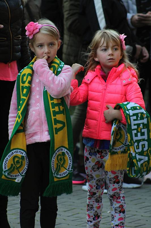 Vsetínští hokejoví fanoušci slavili v sobotu 12. října 2019 přesně na den 80. výročí založení klubu.