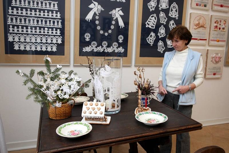 Výstava Papírové kouzlo vánoc v Muzeu regionu Valašsko ve Valašském Meziříčí.