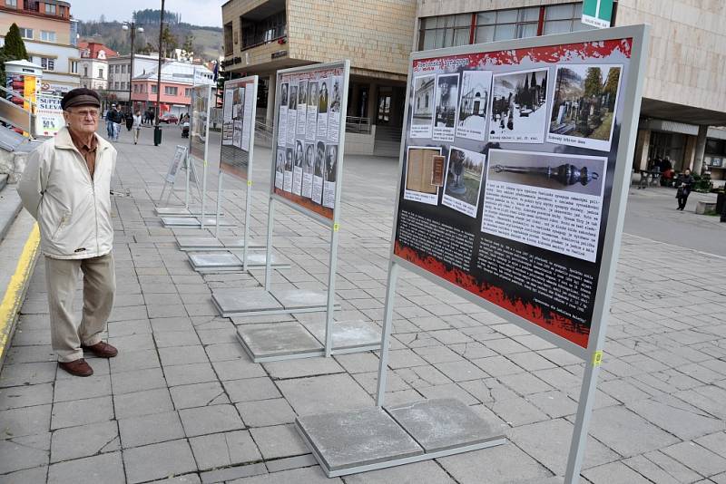 Kolemjdoucí si prohlížejí pouliční výstavu nazvanou Židovská synagoga ve Vsetíně, kterou při příležitosti 75. výročí vypálení vsetínské židovské synagogy připravili pracovníci domu kultury.