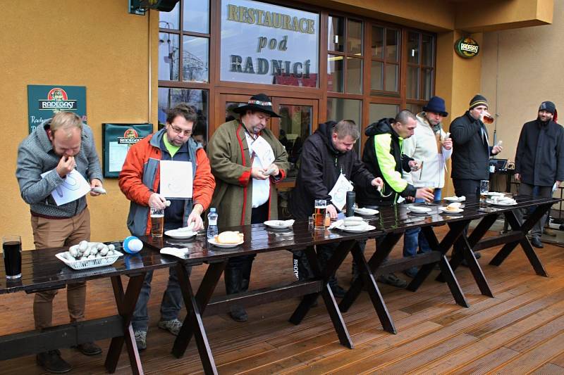 Soutěž v pojídáni jitrnic na 5 minut.