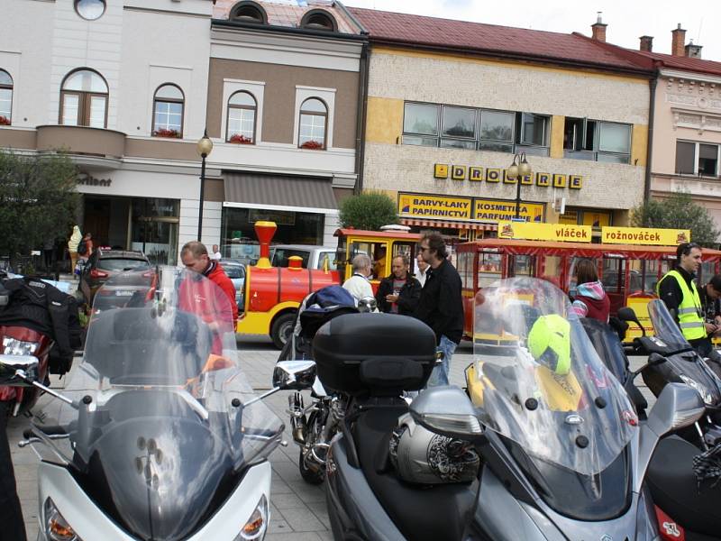 Rožnov pod Radhoštěm v sobotu a neděli hostí III. ročník srazu skútrařů. Přijelo na něj přes tři sta majitelů těchto specifických motorek. Sraz je spojen i se sbírkou pro Libušín. 