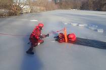 Cvičení záchrany osob z vody na zamrzlé ploše Prostředního lačnovského rybníka