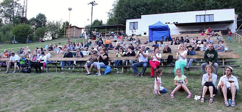 Areál letního kina u přehrady Bystřička ožil první červencový svátek hudbou. Konal se tady první ročník world music festivalu s názvem Andělská Bystřička.