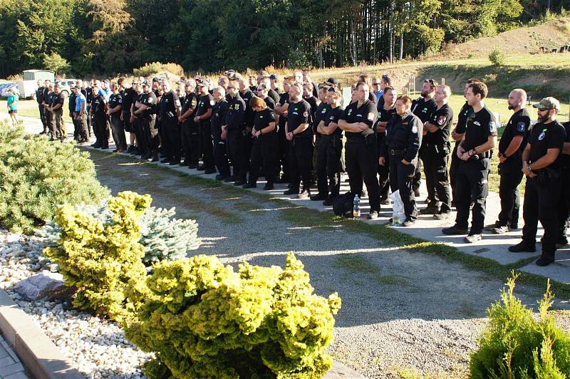 Strážníci rožnovské městské policie mají za sebou úspěšné tažení střeleckými soutěžemi v letošním roce (2018). Ziskem jednoho prvního, pěti druhých a dvou třetích míst potvrdili svou vysokou střeleckou úroveň. Na snímku: účastníci závodu O pohár primátora