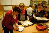 Folklorní soubor Bača uspořádal v sobotu 23. února 2019 v kulturním domě v Hrachovci u Valašského Meziříčí košt slivovice a jablečných štrúdlů. Sešlo se třiapadesát vzorků ovocných pálenek a osm štrúdlů.