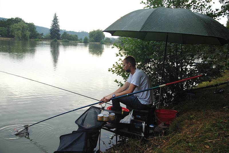 Tradiční soutěž v lovu ušlechtilých ryb se u rybníku v Podlesí u Valašského Meziříčí konala v noci na sobotu 11. srpna 2018.