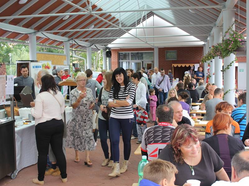 Tradiční Zašovské slavnosti spojené s gastrofestivalem Lovefood se konaly v sobotu na prostranství před Kulturním domem v Zašové. Zajímavý kulinářský a kulturní program nalákal stovky lidí.