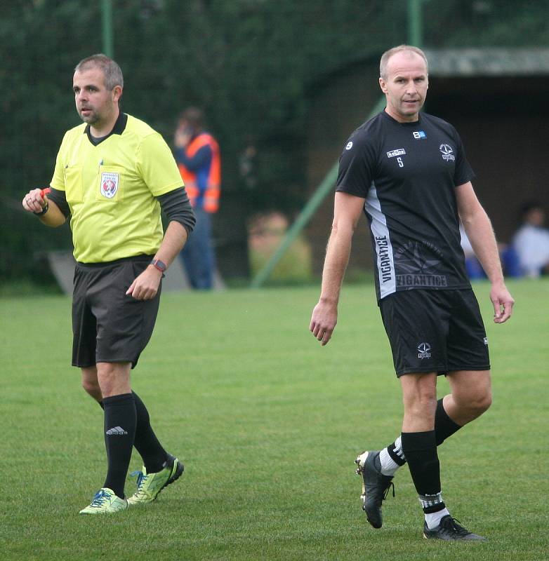 Fotbalisté Vigantic (v černém) se rozloučili s podzimní části I. A třídy skupiny A v derby s Rožnovem pod Radhoštěm přesvědčivou výhrou 5:0. Lví podíl na ni měli největší hvězdy Vigantic Milan Baroš a René Bolf, kteří dali po jedné brance, domácí útočník 