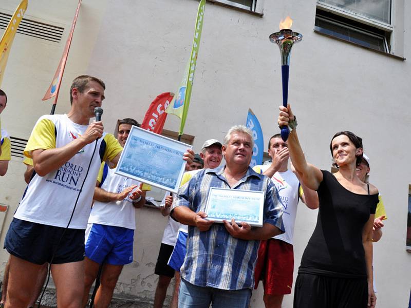 Účastníci světového běhu harmonie zavítali v pondělí 18. června 2012 mezi děti do základní školy v Huslenkách