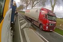 Video zachytilo hazardní manévr řidiče českého kamionu ve Francii