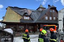 Vítr poškodil střechu hotelu v lyžařském středisku Kohútka u Nového Hrozenkova. Hasiči při jejím zajištění museli použít výškovou techniku.