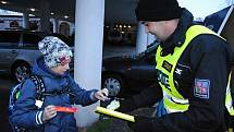 Hlídky strážníků a policistů rozdávají na u čtyř základních škol reflexní pásky a přívěsky přecházejícím dětem i dospělým; Valašské Meziříčí, úterý 5. prosince 2017