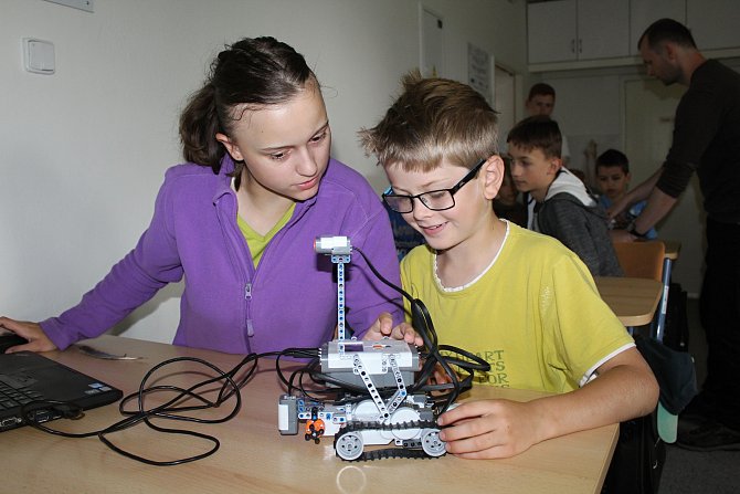 Valašskomeziříčská hvězdárna pořádala ve dnech 13. až 21. července pětadvacátý astronomický tábor pro děti. Jeho součástí byla mimo jiné přednáška o programování a ovládání robotů, což všechny účastníky velmi bavilo.