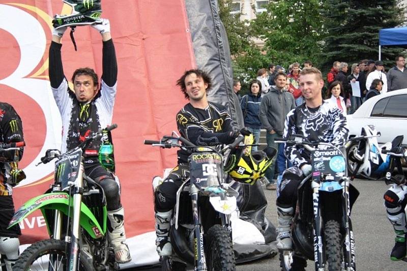 Exhibice freestyle motocrossu na náměstí ve Valašské Meziříčí, 7. 5. 2012.