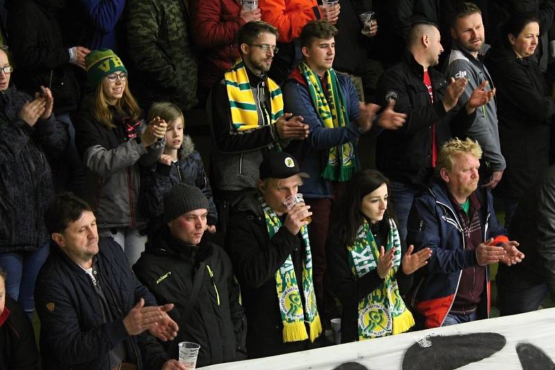 Valašsko ožilo hokejem. Zelenožlutí borci se první březnový den pustili do bojů v play-off. Za mohutné podpory věrných fanoušků.