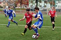 Fotbalisté Vsetína B (modré dresy) porazili Valašskou Bystřici 4:2. 