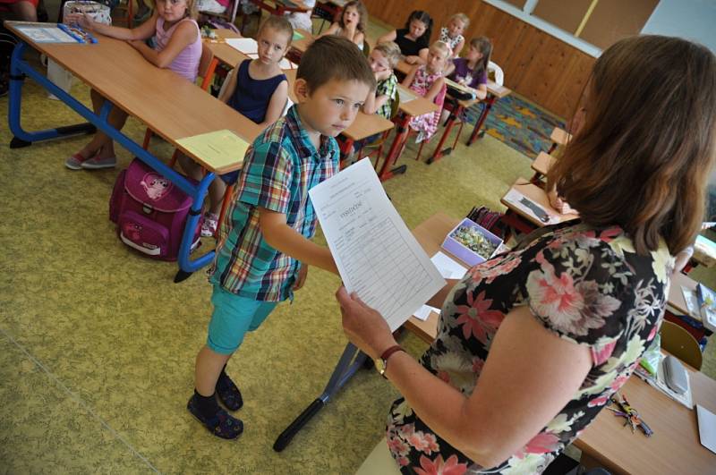 Žáci první třídy Základní školy ve Valašské Polance si přebírají své první vysvědčení.