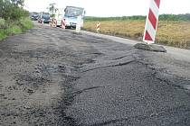 Na silnici mezi Koryčany a Jestřabicemi je doprava stažena do jednoho pruhu, od 1. června tam bude platit zákaz vjezdu pro kamiony